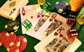 Dealer live kasino sedang berinteraksi dengan pemain melalui streaming